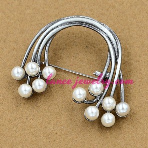 Popular brooch with imitation pearls decoration
