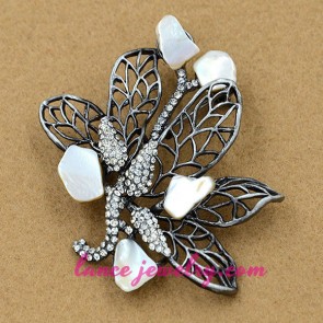Delicate brooch with shell accessories decoration