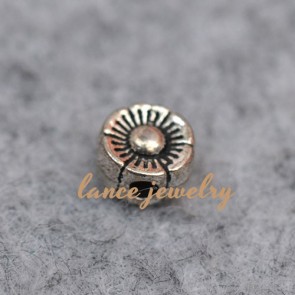 Direct hot selling small flower shaped 0.37g zinc alloy pendant