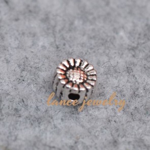 Small size flower shaped 0.33g zinc alloy pendant