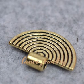 Factory golden fan shaped 2.74g zinc alloy pendant