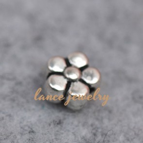 Yiwu popular flower shaped 0.35g zinc alloy pendant for wholesale