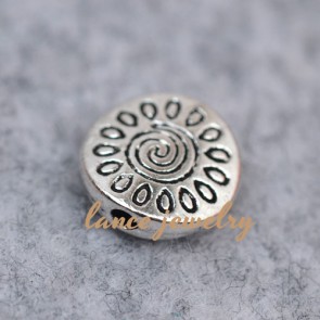 Factory sun flower shaped 0.98g zinc alloy pendant in silver color
