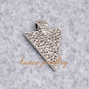 Yiwu wholesale triangular shape zinc alloy pendant