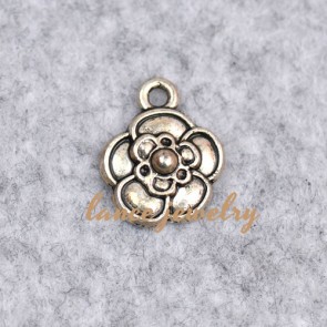 Wholesale small flower shaped zinc alloy pendant