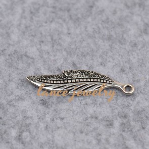Factory new design thin leaf shaped silver zinc alloy pendant
