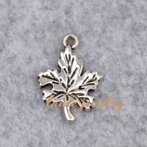 Yiwu Wholesale Canada Maple Zinc Alloy Pendant