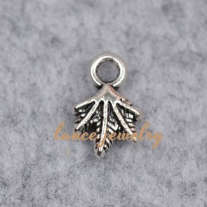 Fashion New-style Claw Engraved Zinc Alloy Pendant 
