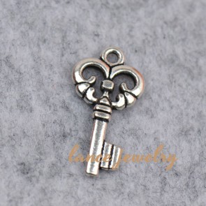 Best selling heart and kep shaped zinc alloy pendant