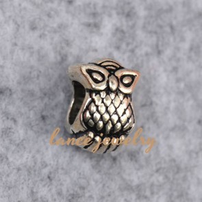 Wholesale owl shaped zinc alloy pendant