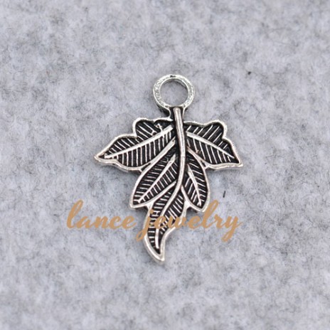 Elegant Maple Engraved Alloy Zinc Pendant for Supply
