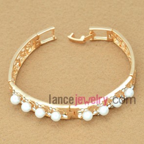 Romantic girl series bracelet with several pearls
