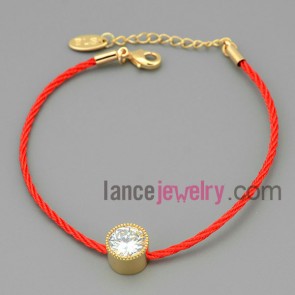 Simple chain link bracelet with a small cylindrical decoration
