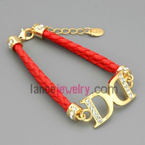 Creative chain link bracelet decorated with the letter D
