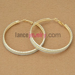 Simple earrings with iron rings decorated pearl powder