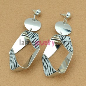 Personality earrings with hollow iron pendant decorated shiny pearl 