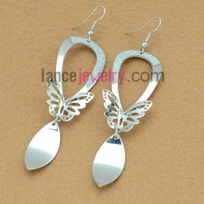 Sweet earrings with hollow iron decorated shiny pearl and butterfly pendant 