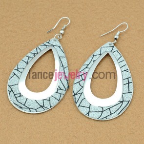Trendy earrings with hollow iron drop pendant decorated shiny pearl powder 