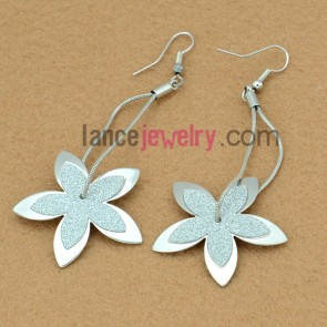 Romantic earrings with cute iron flower pendant decorated shiny pearl powder 