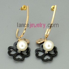 Fashion imitation pearl & flower ornate drop earrings