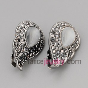 Cute stud earrings with zinc alloy  decorated rhinestone and cat eyes