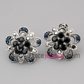 Sweet stud earrings with zinc alloy decorated diffreent color rhinestone with flower model