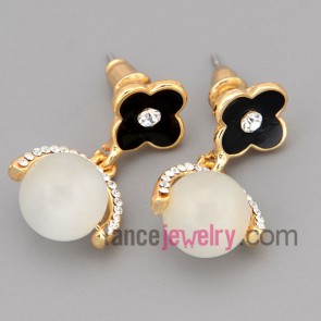 Lovely stud earrings with zinc alloy decorated shiny rhinestone and big size crystal