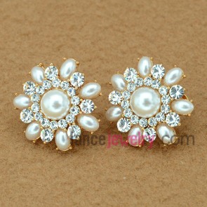 Sweet flower model earrings decorated with fresh water pearl