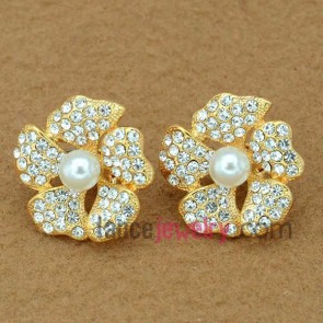 Special rhinestone stud earrings with flower model decoration