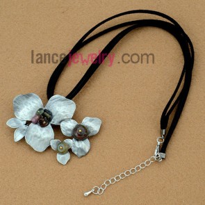 Lovely flower pendant with stone beads decorated bracelet