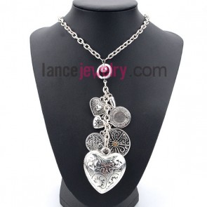 Fashion necklace with multi-model pendants