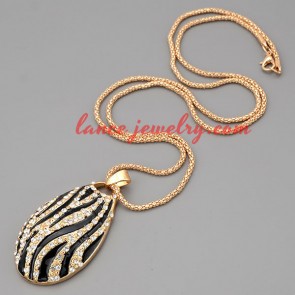Cool necklace with metal chain & gold zinc alloy pendant 