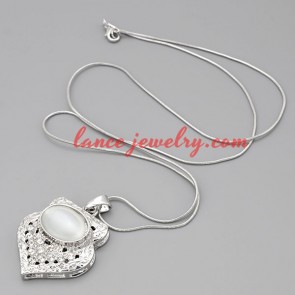 Cute necklace with metal chain & heart pendant 