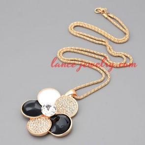 Lovely necklace with metal chain & flower pendant 