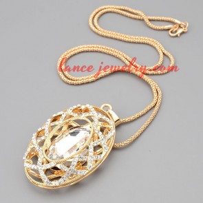 Cute necklace with metal chain & 
ellipse pendant 