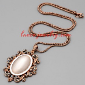 Charming necklace with metal chain & cat eye pendant 