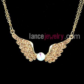 Lovel pendant necklace decorated with wings 