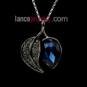 Nice blue color crystal and leaf pendant necklace