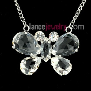 Elegant pendnat necklace with butterfly