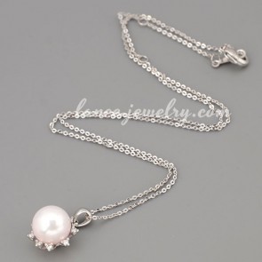 Fascinating necklace with metal chain & white ABS bead pendant decorated 