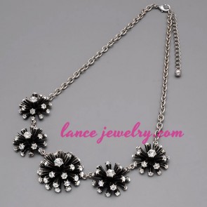 Charming necklace with black flower model decoration