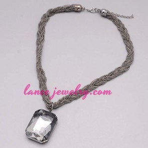 Shiny crystal pendant decorated necklace