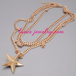 Simple necklace with gold star model pendant 