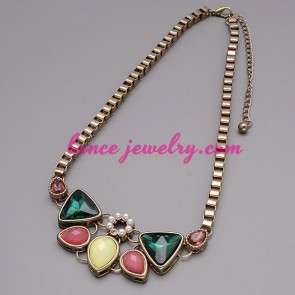 Colorful necklace with different size crystal decoration