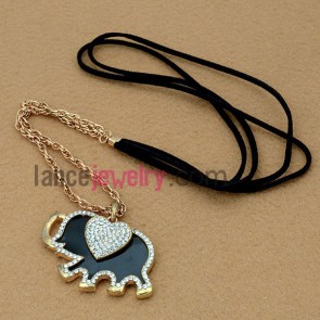 Classical rhinestone elephant model & heart-shaped pendant decorated zinc alloy chain necklace