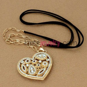 Gorgeous heart-shaped decoration chain necklace