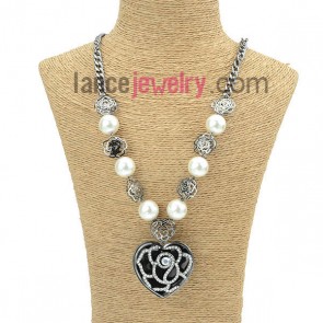 Delicate sweater chain with nice flower pattern