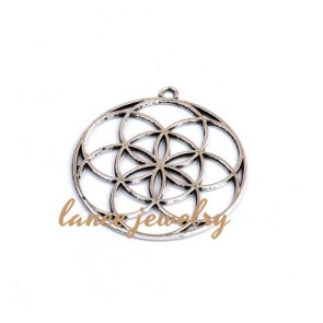 Zinc alloy pendant, a 43mm round pendant with small circles inside and crossed