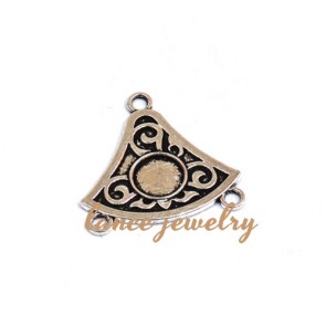 Zinc alloy pendant, a 26mm  fan shaped pendant with flower pattern printed on the face and a circle in the middle