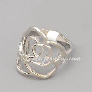 Simple ring with zinc alloy decorated